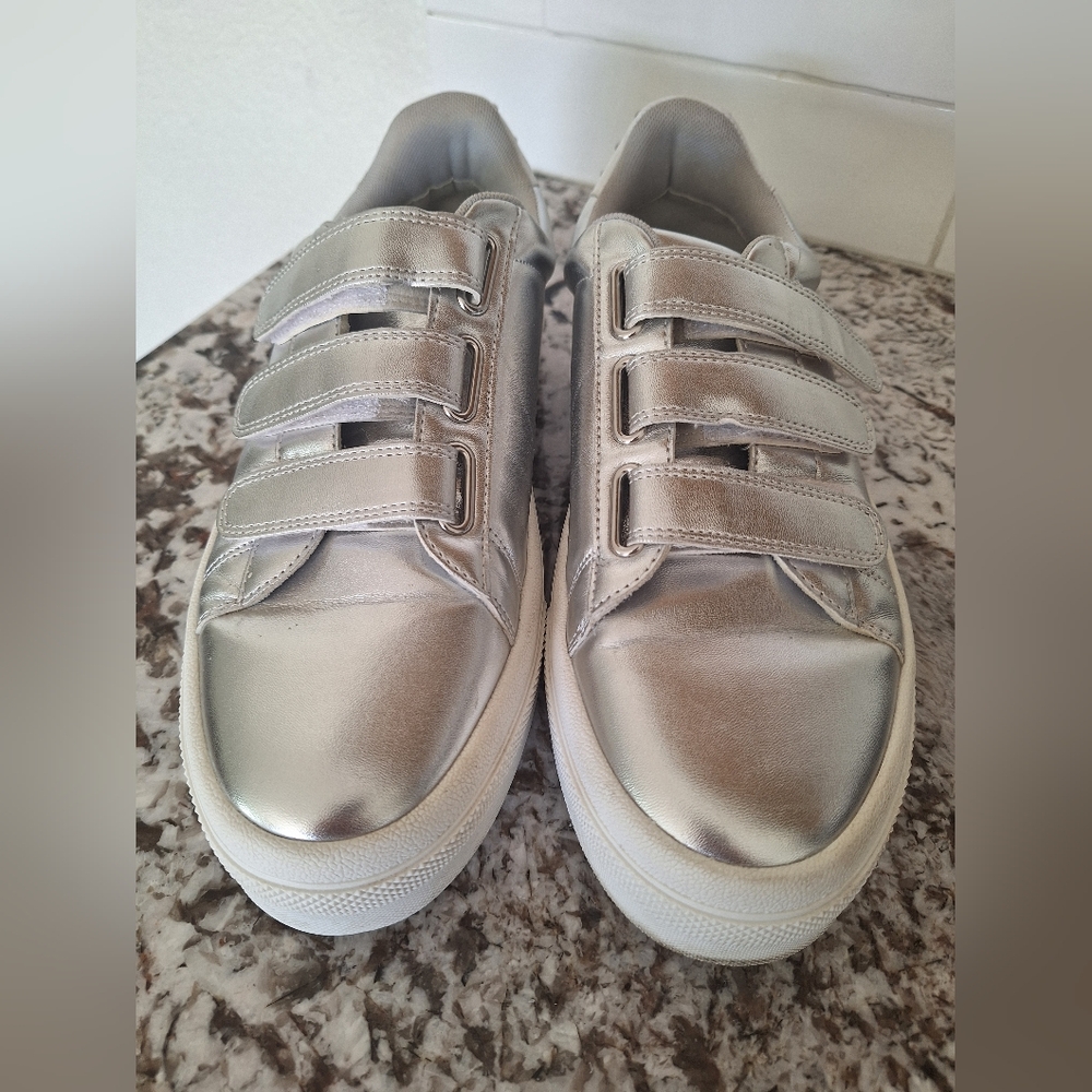 J/Slides Womens Metallic Top Platform Sneakers Shoes Gray Size 9.5 -10 US